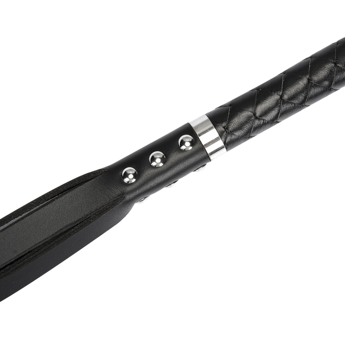 RISE - Lange Flogger met Harde Strengen – Zwart-Erotiekvoordeel.nl