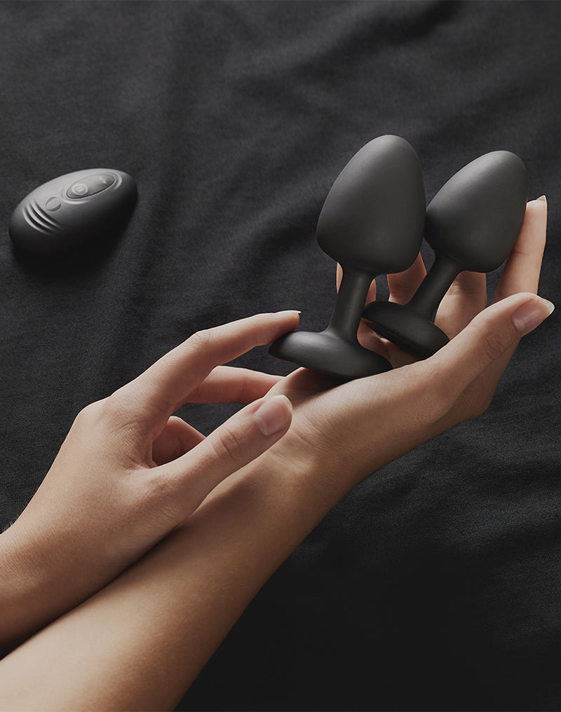 Dorcel - Vibrierender Geisha Infinite Buttplug mit beweglicher Metallkugel - Schwarz - Mit Fernbedienung - Erotiekvoordeel.nl
