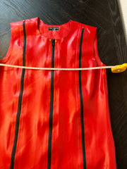 Peter Domenie - Latex Herenshirt Mouwloos - Rood met Zwarte Striping - Maat L-Erotiekvoordeel.nl