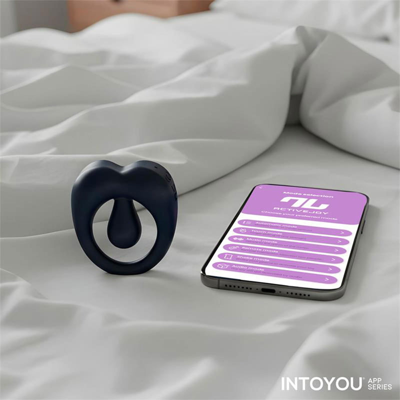 IY - Kenny - Anello fallico con stimolatore clitorideo - Controllo tramite app - NachtBlu-Erotiekvoordeel.nl