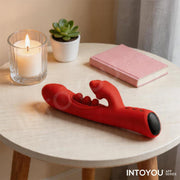 IY - Trixy - Vibratore Rabbit a tripla vibrazione con lingua leccante - Controllo tramite app - Rosso-Erotiekvoordeel.nl