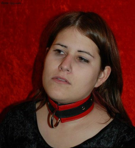 Laced-Up - Lederhalsband oder Handfessel - Lederhandfesseln und Halsband in einem. Rot mit schwarzen Details, 5 cm breit - Erotiekvoordeel.nl