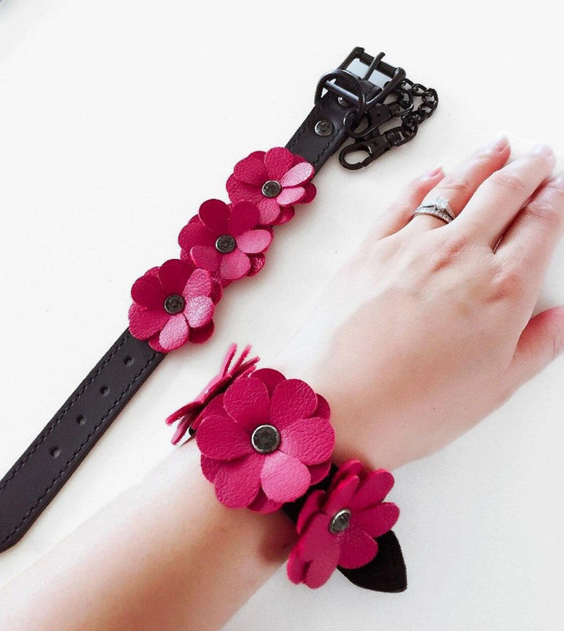 Liebe Seele - Flower Rhythm - Handboeien met Bloemen uit Leer - Exclusief en uniek ontwerp uit Japan - Rood/Zwart-Erotiekvoordeel.nl