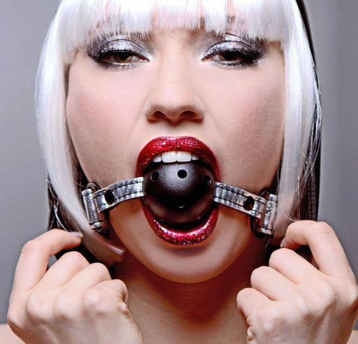 Master Series - Gagged - Mordaza de bola con agujeros - Aspecto metálico plateado-Erotiekvoordeel.nl