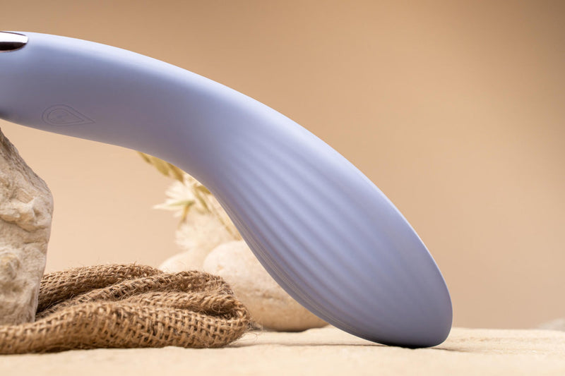 NIYA 2 - Ergonomische Massager - Lichtblauw-Erotiekvoordeel.nl