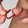 Sport Fucker - Anneau pénien en silicone avec plug pénien - Rouge-Erotiekvoordeel.nl