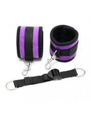 Rimba - Soft Bondage Fußfesseln mit Spreizband - Schwarz/Lila - Erotiekvoordeel.nl