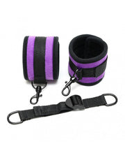 Rimba - Soft-Bondage-Fußfesseln mit Spreizband - Schwarz/Lila - Erotiekvoordeel.nl