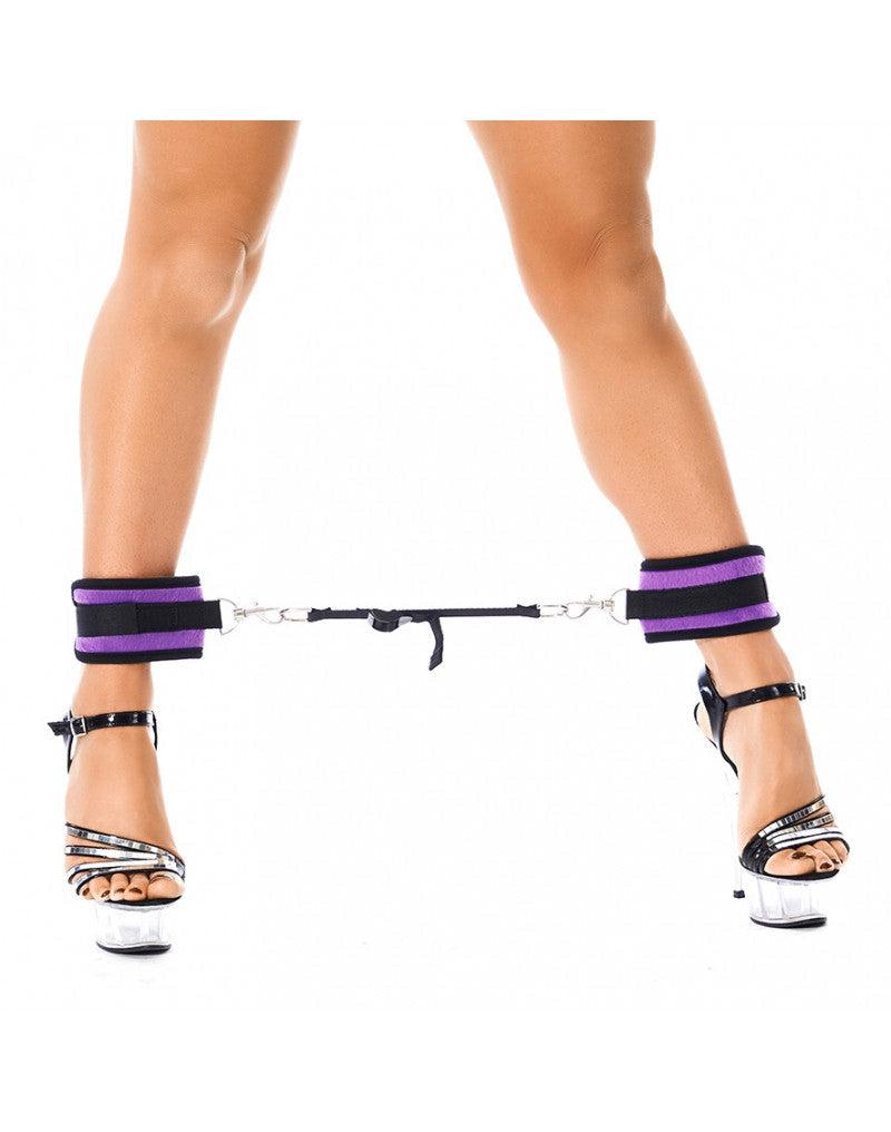Rimba - Soft Bondage Fußfesseln mit Spreizband - Schwarz/Lila - Erotiekvoordeel.nl